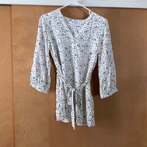 White with black pattern maternity blouse | Motherhood Maternity | size small